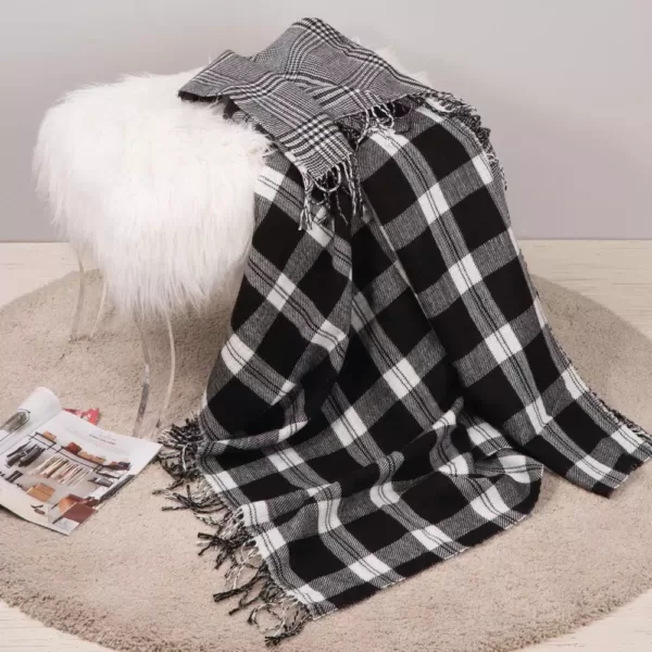 Glitzhome 60 in. L Acrylic Reversible Black/White Plaid Woven Throw