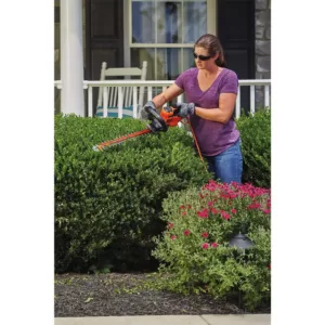 BLACK+DECKER 22 in. SAWBLADE 4 Amp Corded Electric Hedge Trimmer