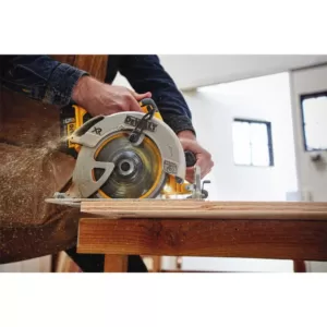 DEWALT 20-Volt MAX XR Cordless Brushless 7-1/4 in. Circular Saw with (1) 20-Volt Battery 4.0Ah