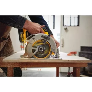 DEWALT 20-Volt MAX XR Cordless Brushless 7-1/4 in. Circular Saw with (1) 20-Volt Battery 3.0Ah & Charger