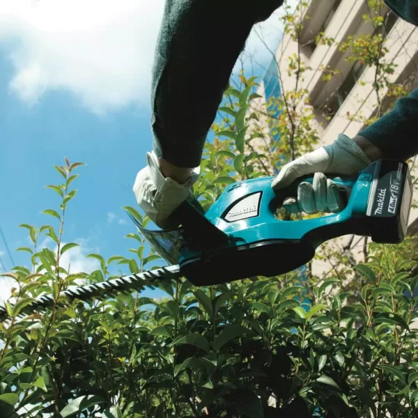 Makita 22 in. 18-Volt LXT Lithium-Ion Cordless Hedge Trimmer Kit with (1) Battery 4.0Ah and Charger