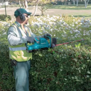 Makita 18-Volt X2 (36-Volt) LXT Lithium-Ion Cordless Hedge Trimmer Kit with Two 5.0 Ah Batteries and Charger