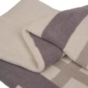 Glitzhome 60 in. L x 50 in. W, 1050g Knitted Polyester Geometric Pattern Feather Yarn Throw Blanket