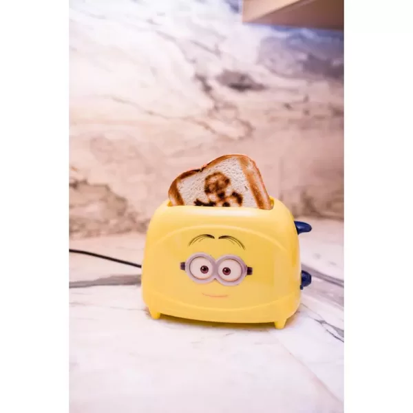 Uncanny Brands Minions Dave 2-Slice Yellow Toaster